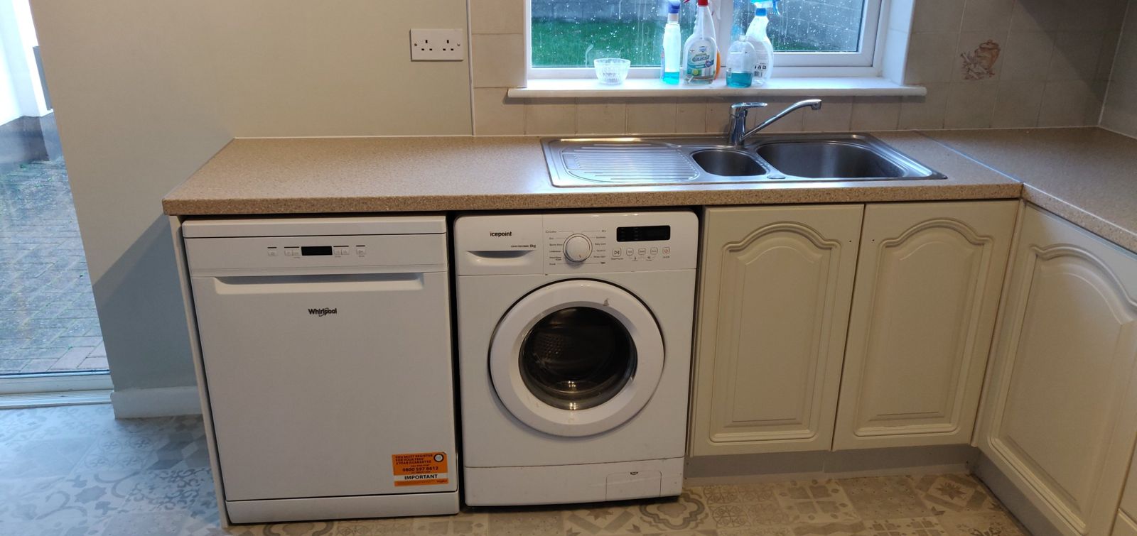 New worktop with sink, built-in dishwasher and washing machine