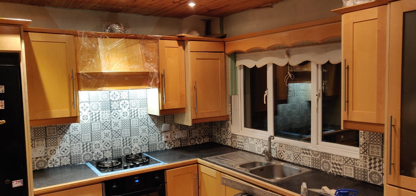 Whole kitchen with the new splashback around hob and window