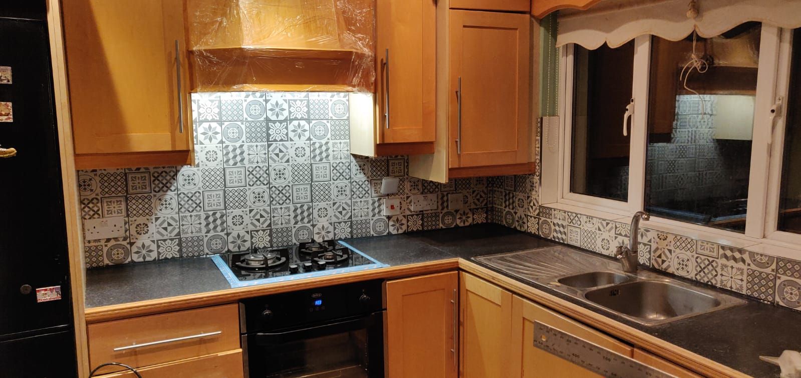 Kitchen after: new grey and white patterned splashback tiles