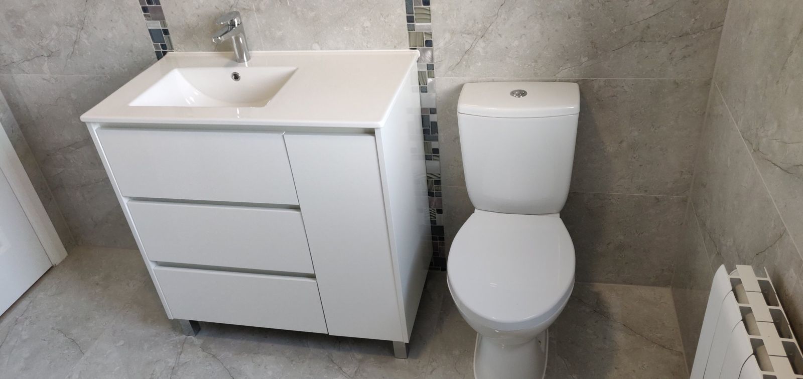Floor-standing vanity unit with mosaic tile strip